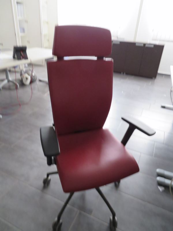 POLTRONCINA DIREZIONALE STRUTTURA IN METALLO CON BRACCIOLI E POGGIATESTA RIVESTITA IN SIMILPELLE DI COLORE ROSSO, MARCA LT FORM, MODELLO ALIXA CONFORT (Fallimenti)